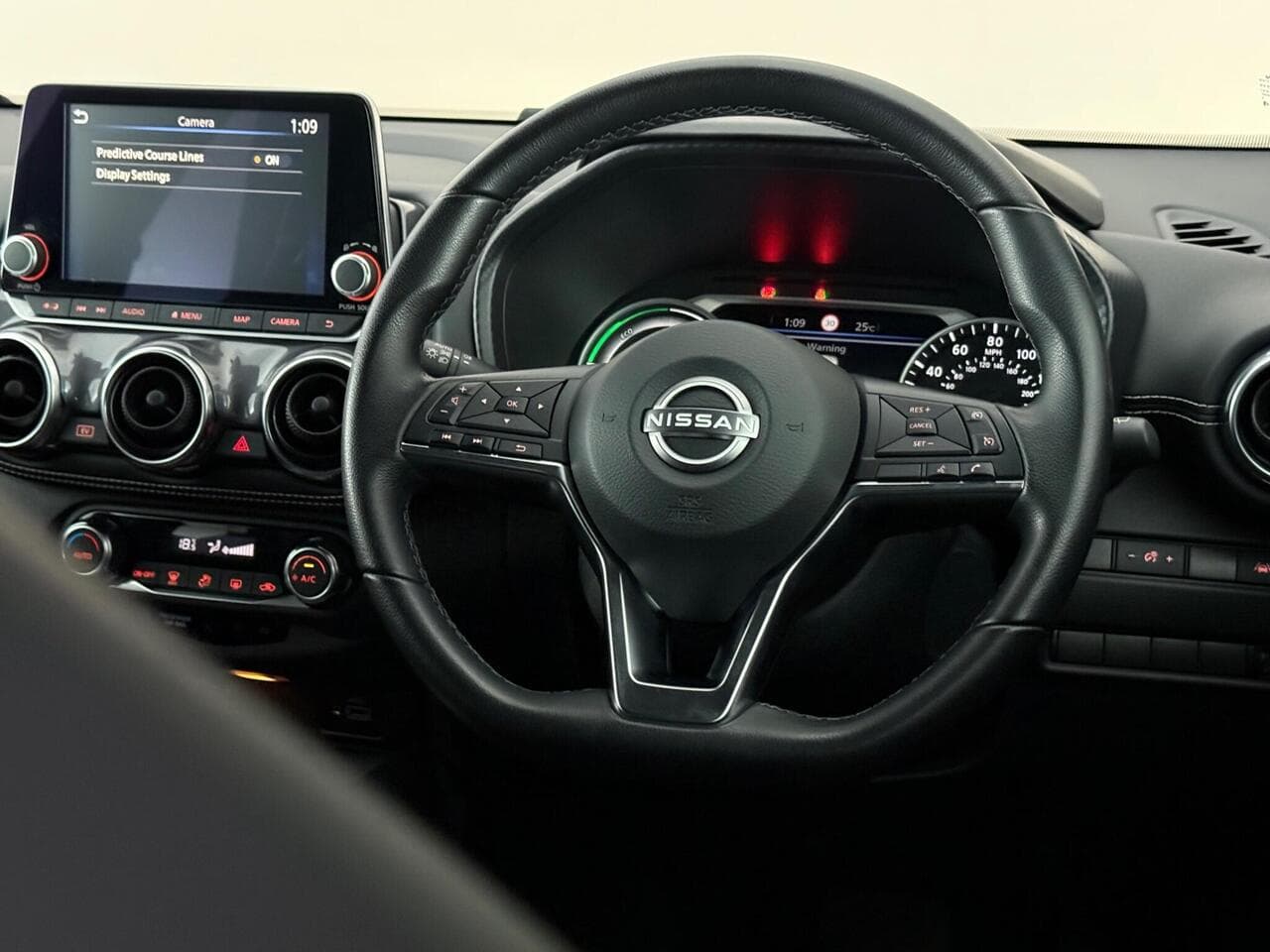 Nissan Juke thumbnail Steering Wheel