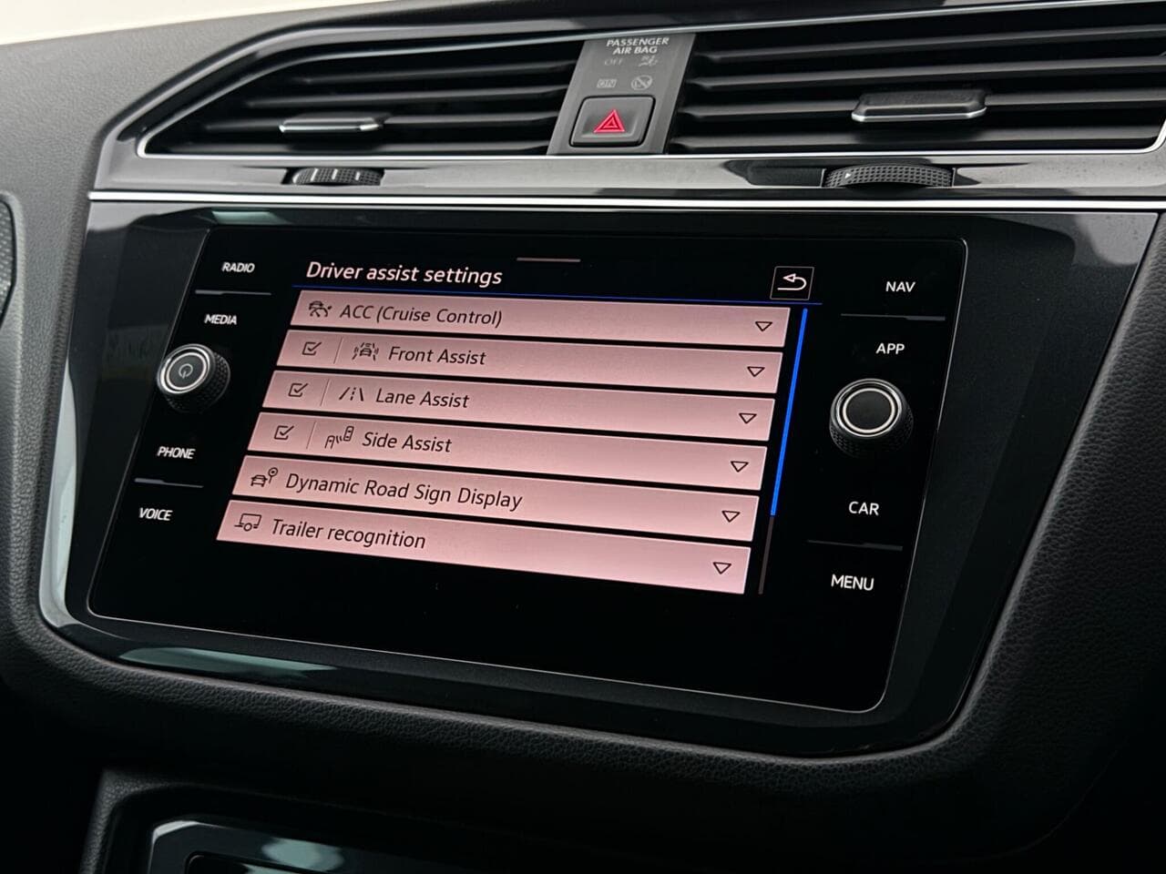 Volkswagen Tiguan thumbnail Infotainment System