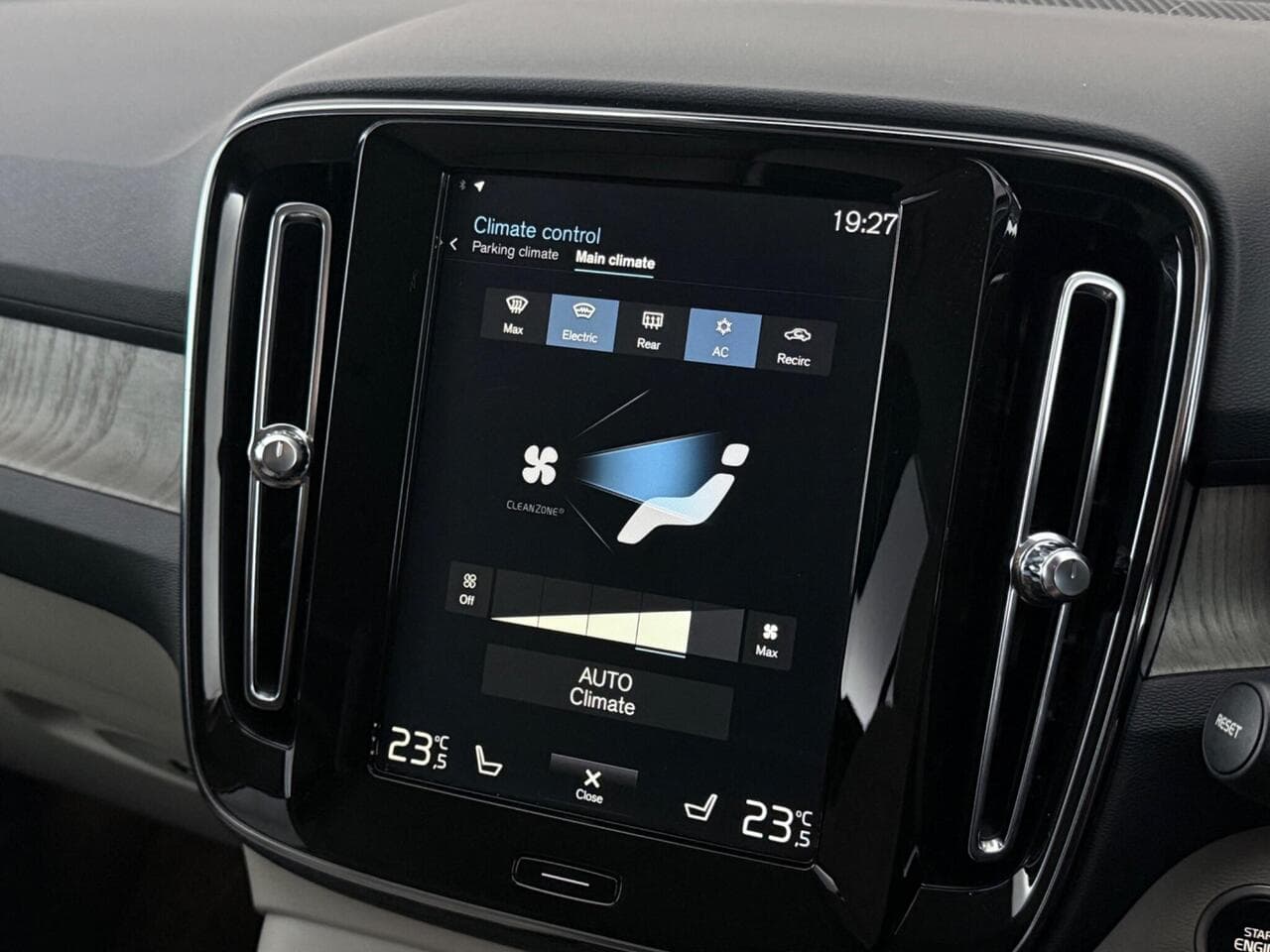 Volvo XC40 thumbnail Infotainment System