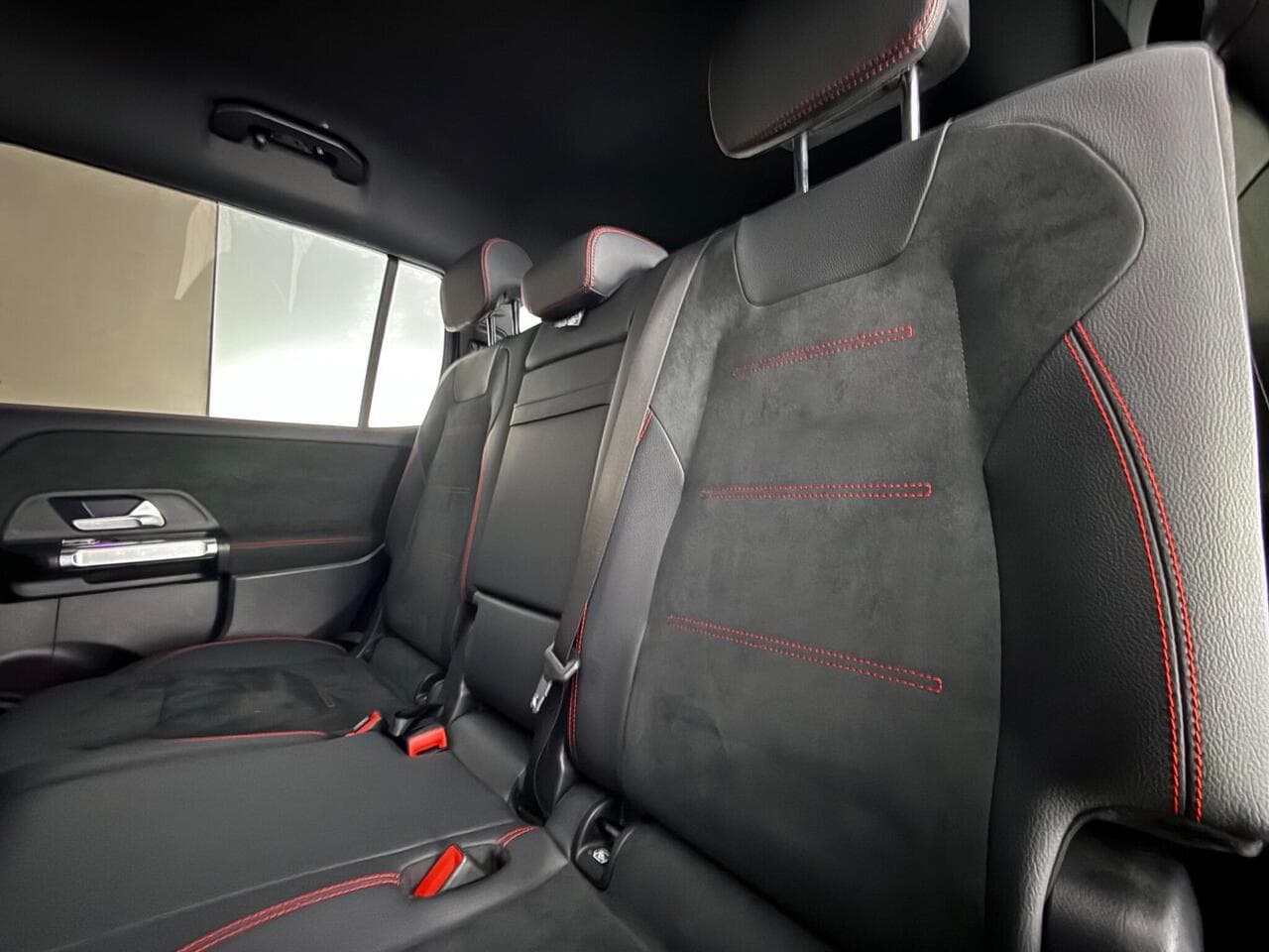 Mercedes-Benz EQB thumbnail Seats Rear