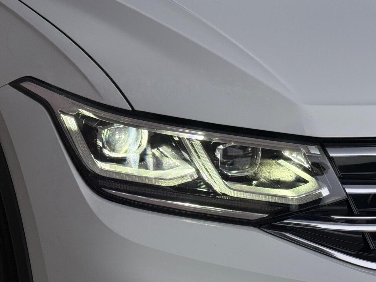 Volkswagen Tiguan thumbnail Lights Front
