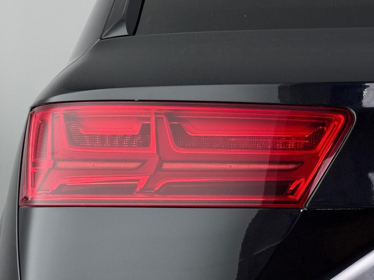Audi Q7 thumbnail Lights Rear