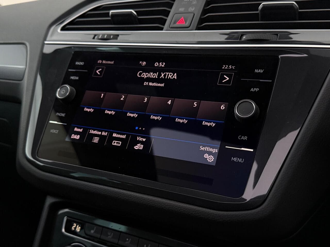 Volkswagen Tiguan thumbnail Infotainment System