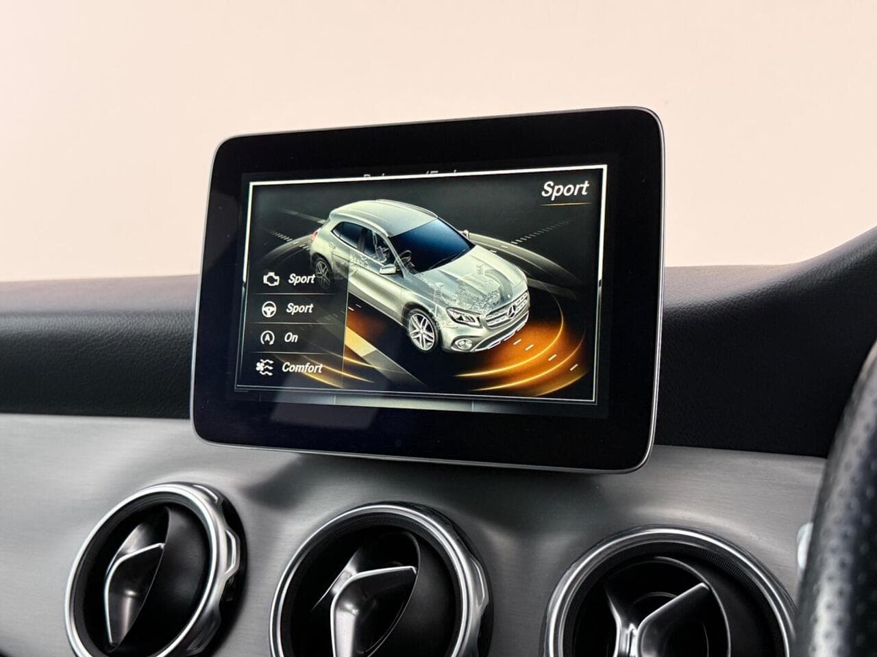 Mercedes-Benz GLA thumbnail Infotainment System