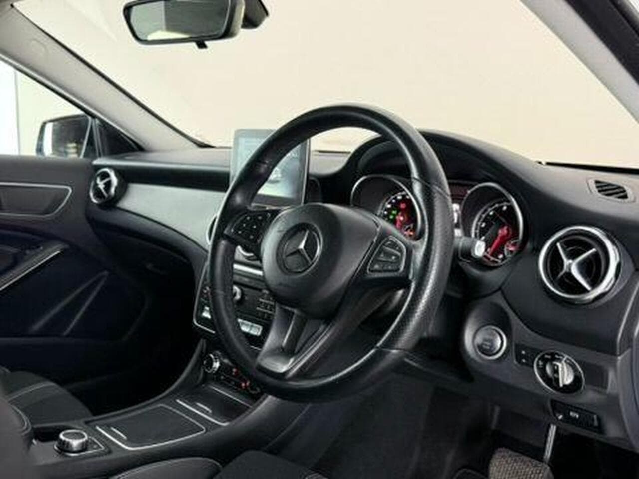 Mercedes-Benz GLA thumbnail Interior Front
