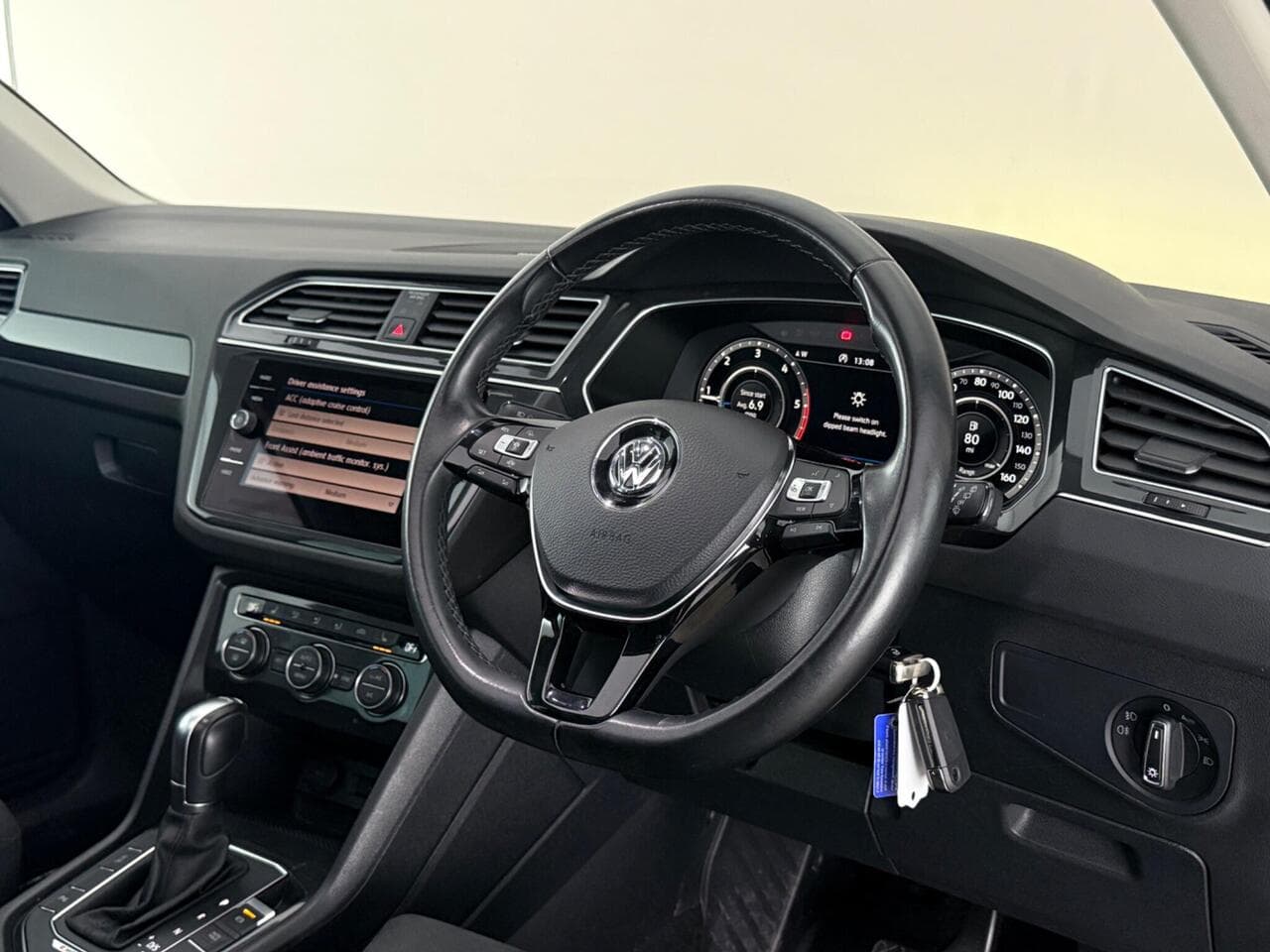 Volkswagen Tiguan thumbnail Interior Front