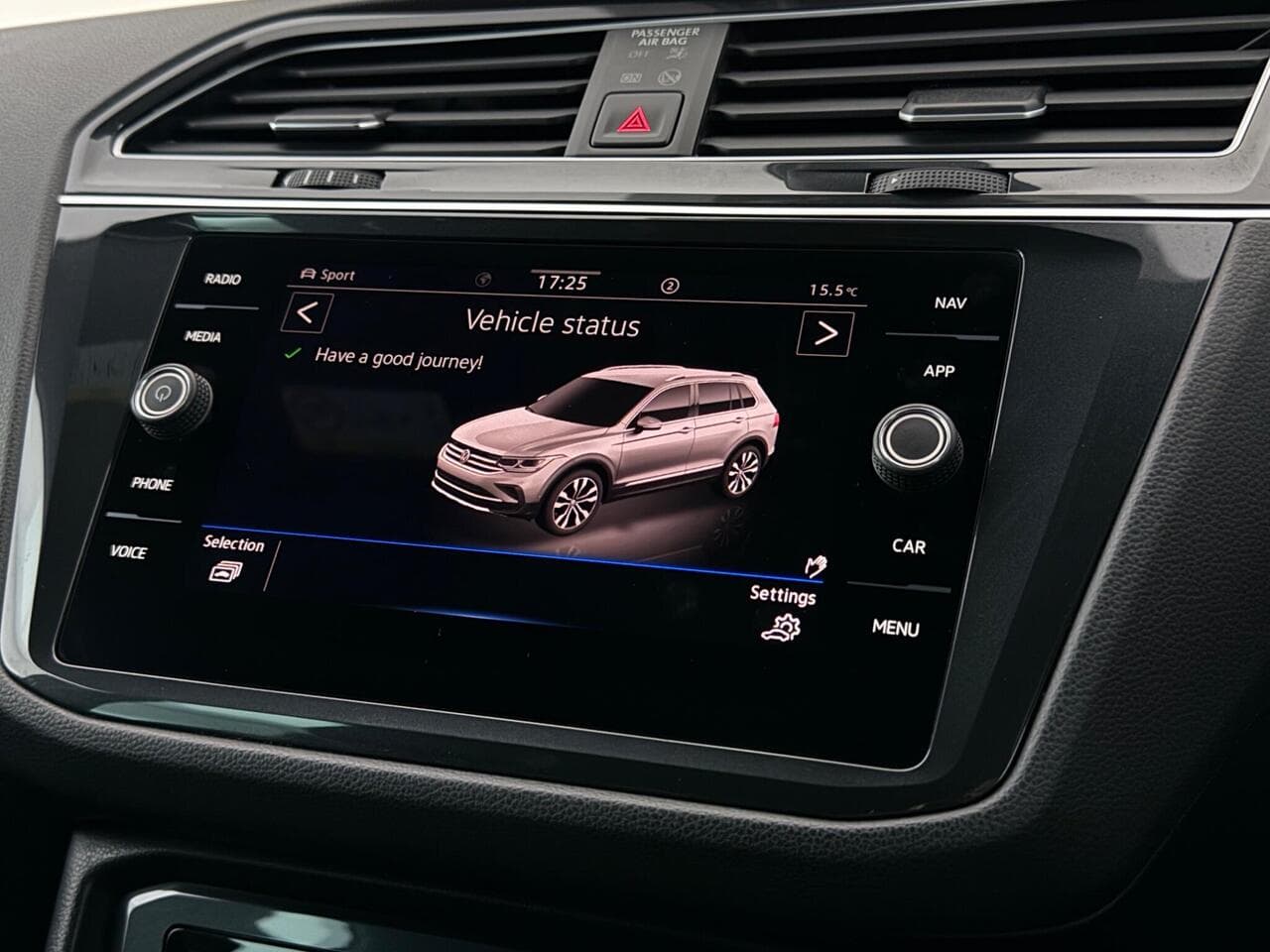 Volkswagen Tiguan thumbnail Infotainment System