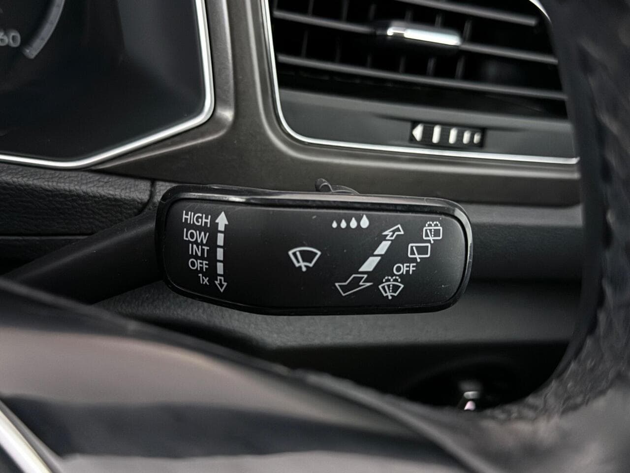 Volkswagen T-Roc thumbnail Misc Controls