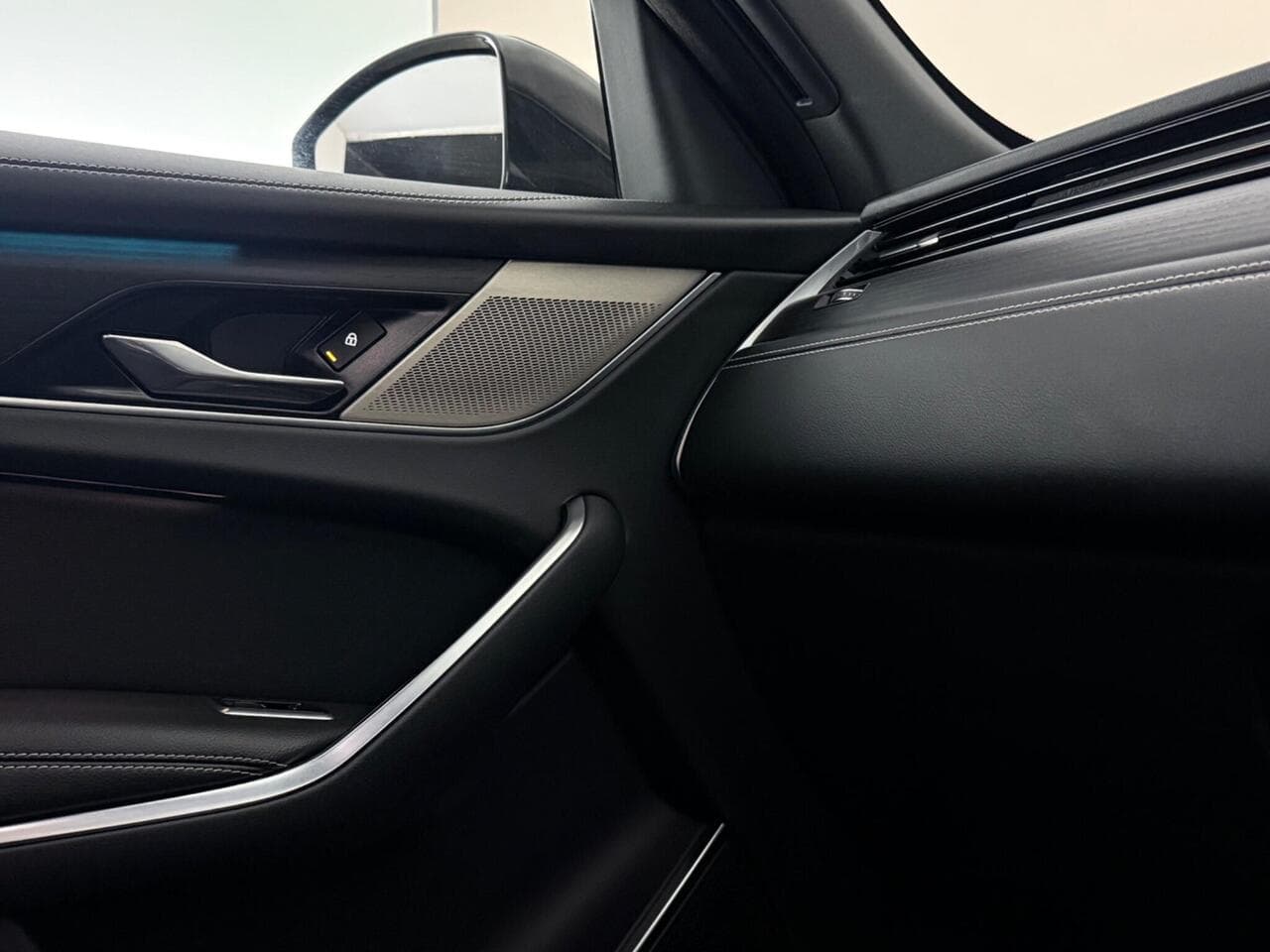 Jaguar F-PACE thumbnail Door Interior