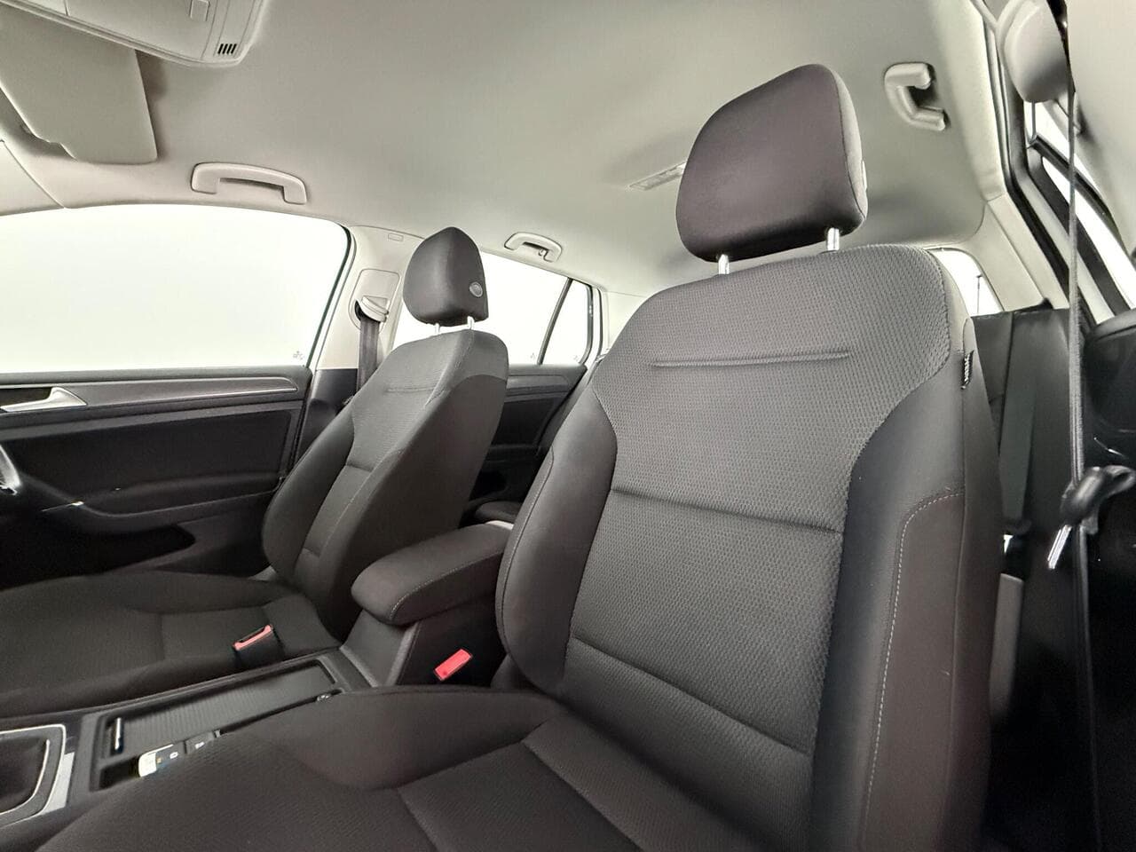 Volkswagen Golf thumbnail Seat Front Passenger