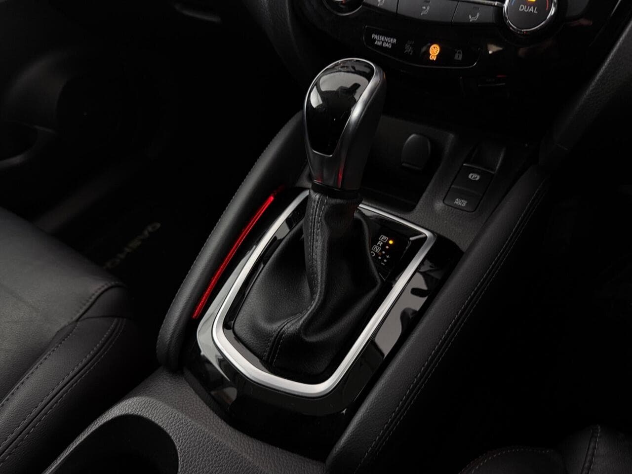 Nissan Qashqai thumbnail Interior Front