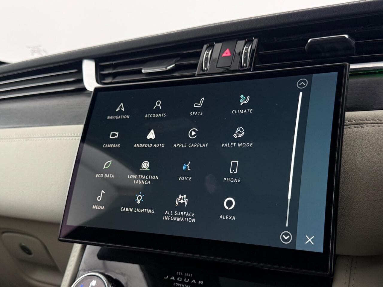 Jaguar F-PACE thumbnail Infotainment System