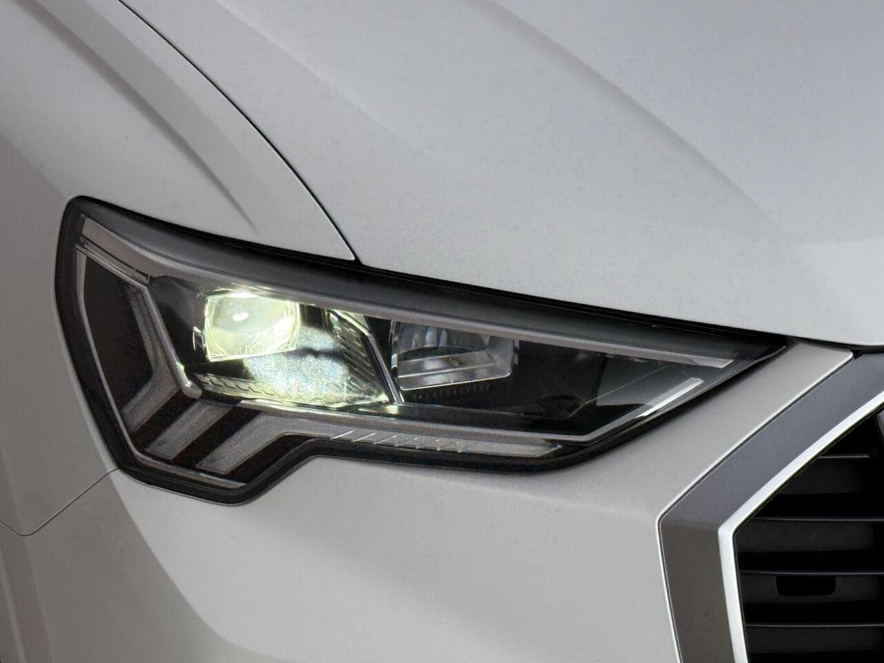 Audi Q3 thumbnail Lights Front