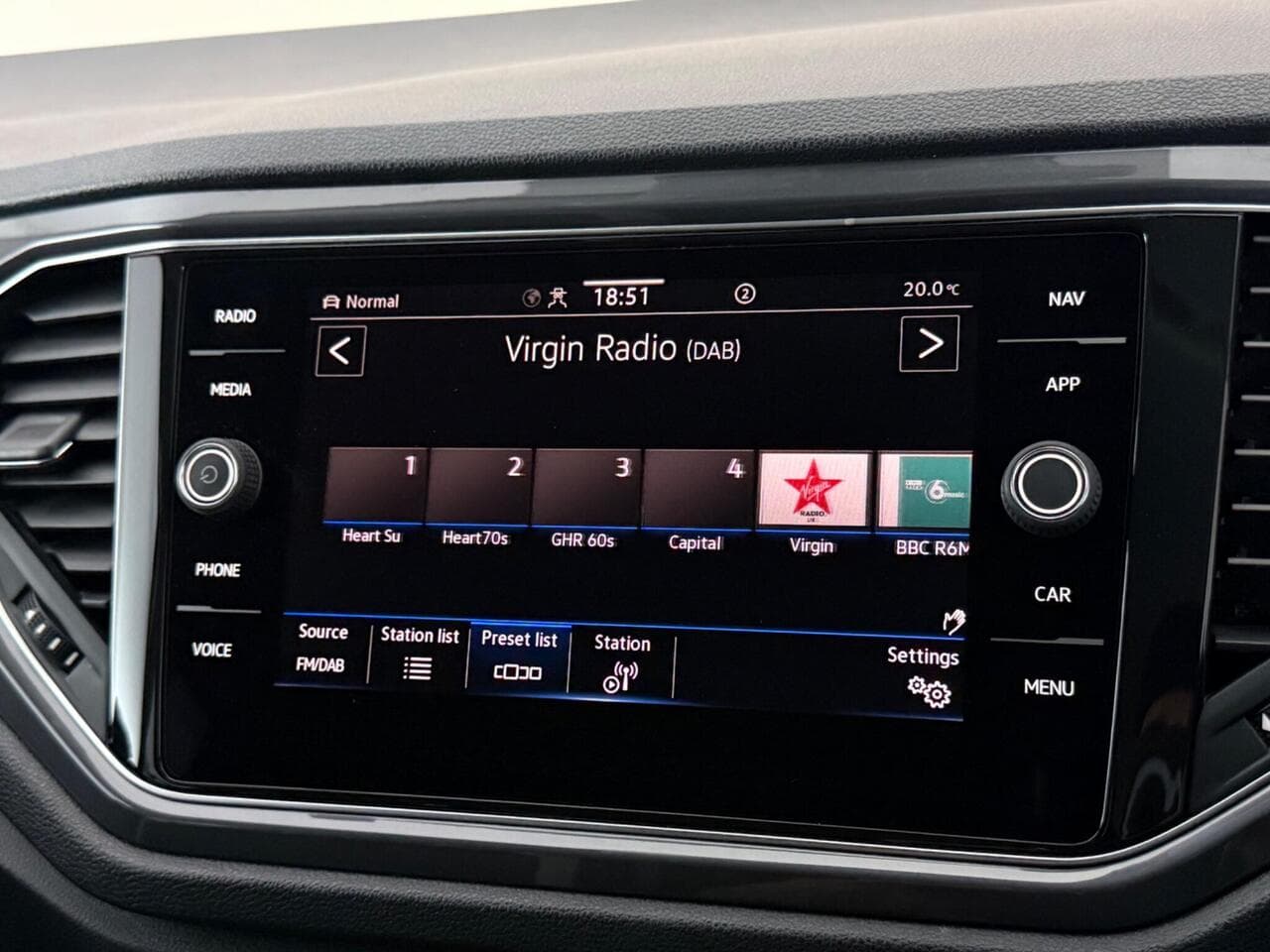 Volkswagen T-Roc thumbnail Infotainment System