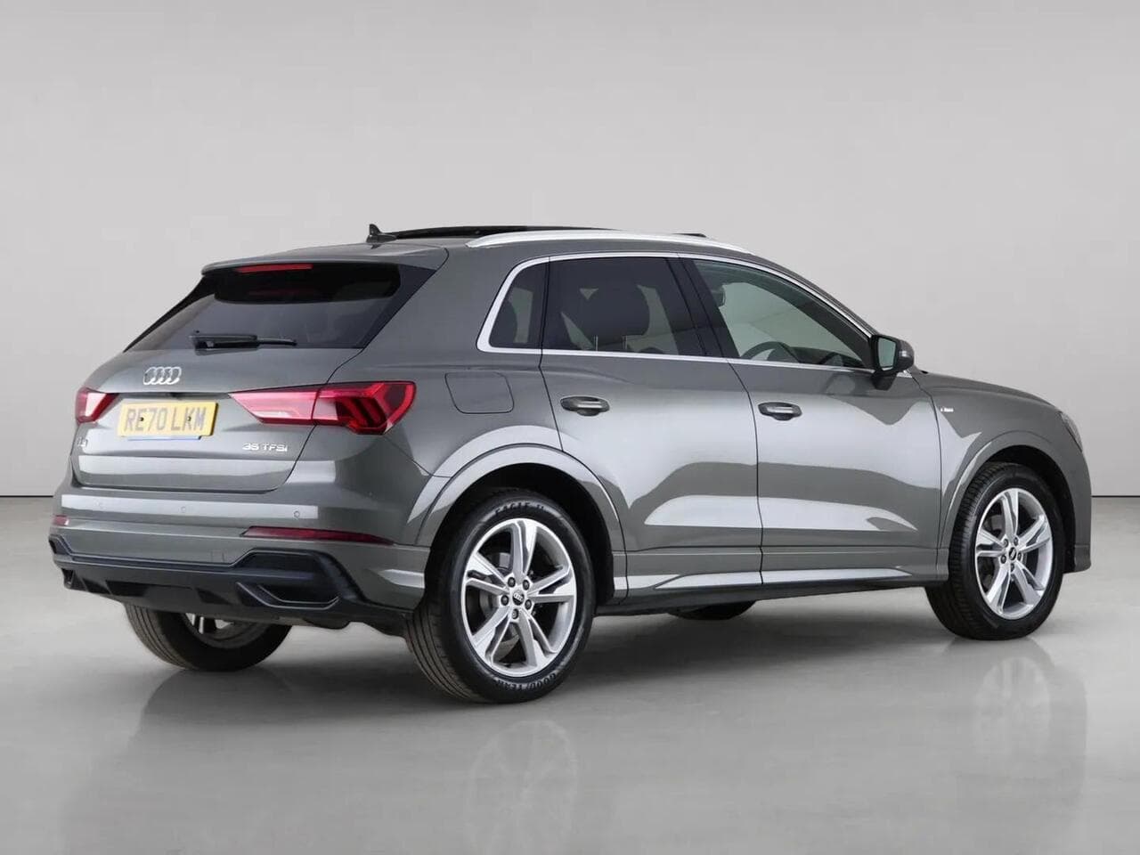 Audi Q3 thumbnail Rear Right