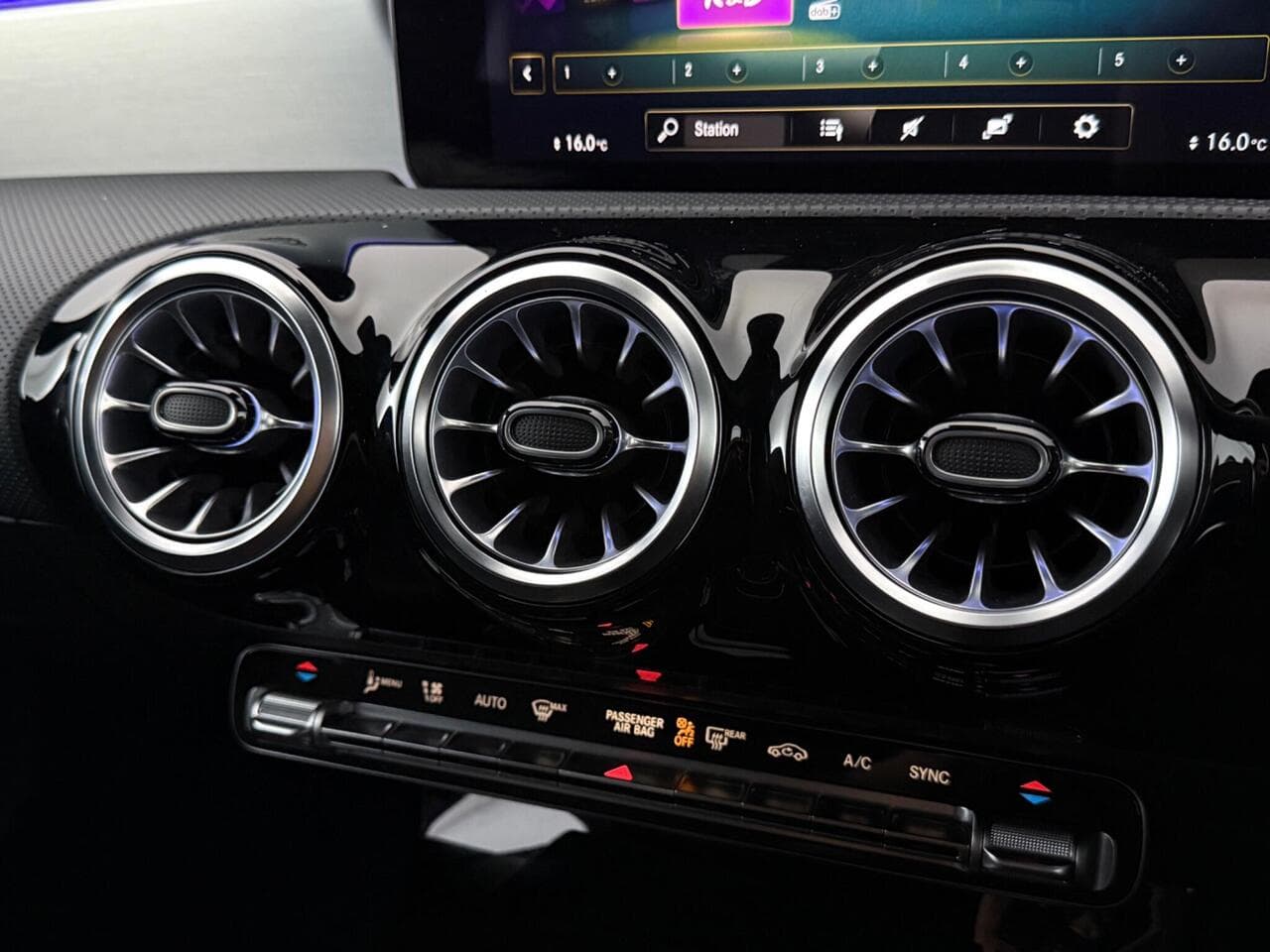 Mercedes-Benz CLA thumbnail Infotainment System
