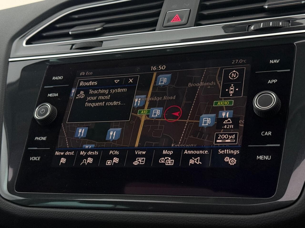 Volkswagen Tiguan thumbnail Infotainment System