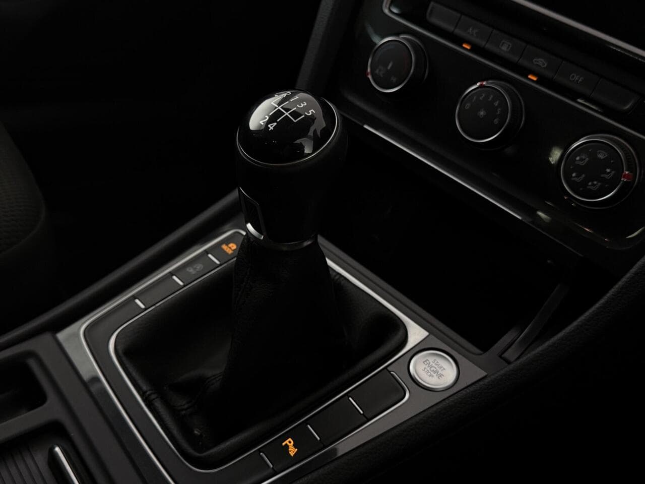 Volkswagen Golf thumbnail Interior Front
