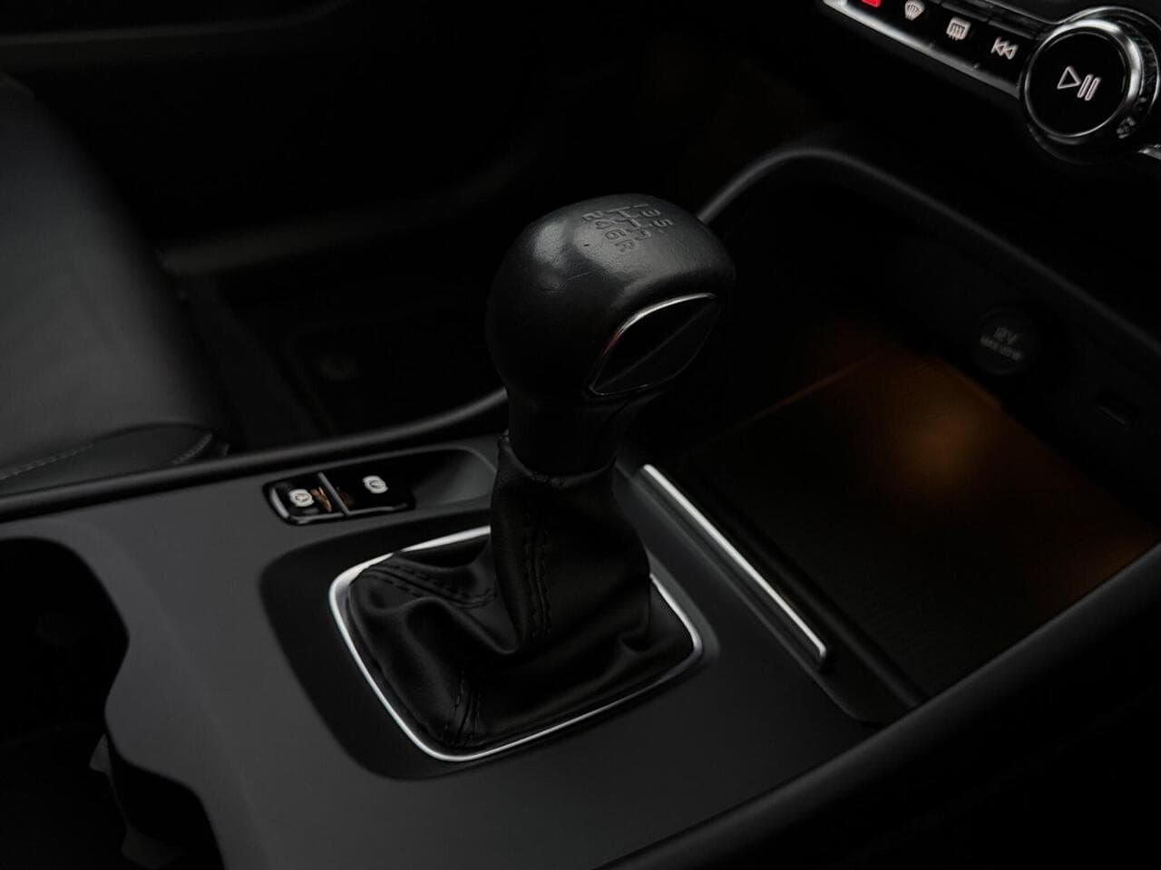 Volvo XC40 thumbnail Misc Controls