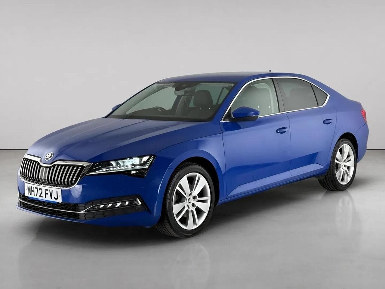 Skoda Superb thumbnail Front Left