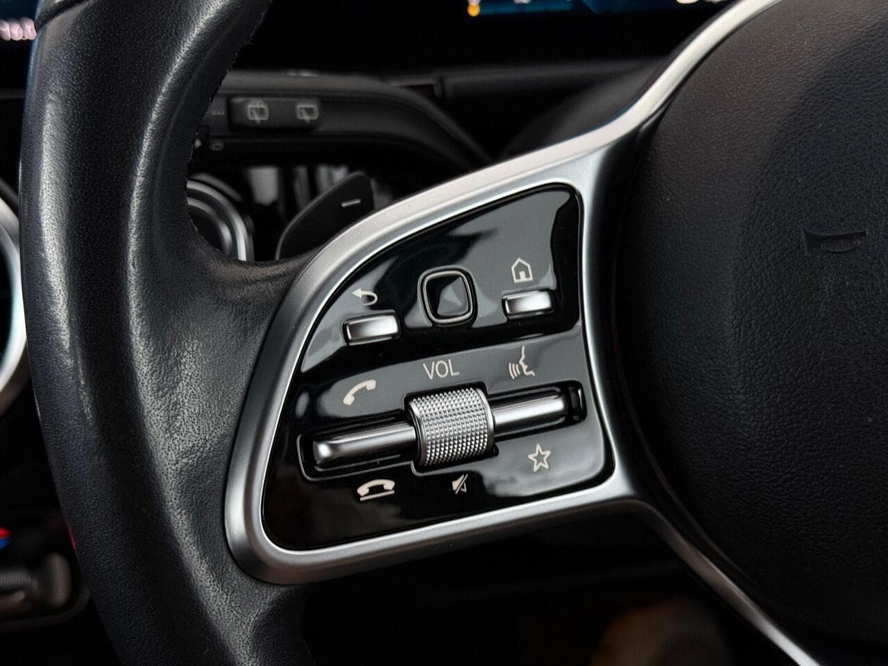 Mercedes-Benz GLA thumbnail Misc Controls