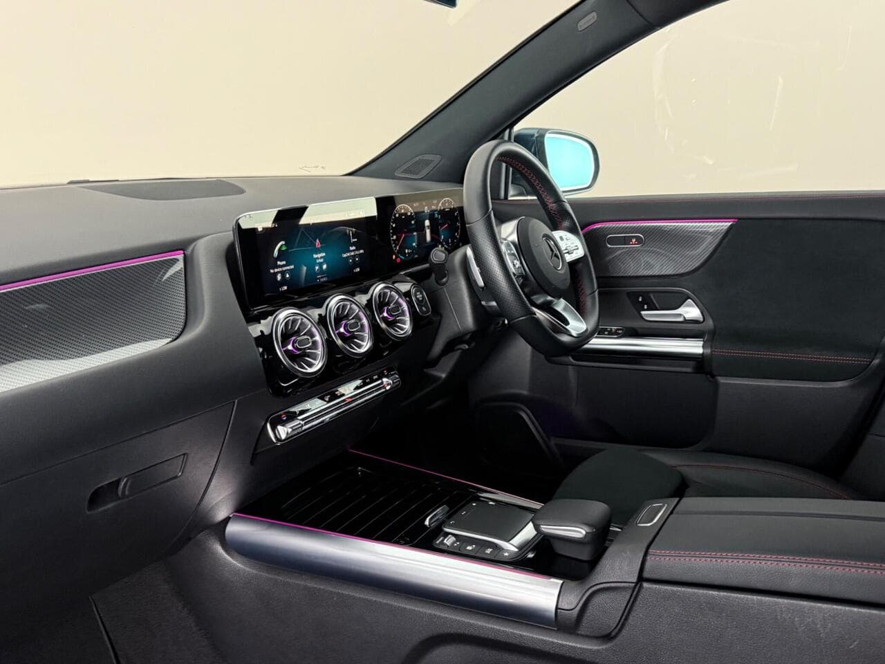 Mercedes-Benz GLA thumbnail Interior Front