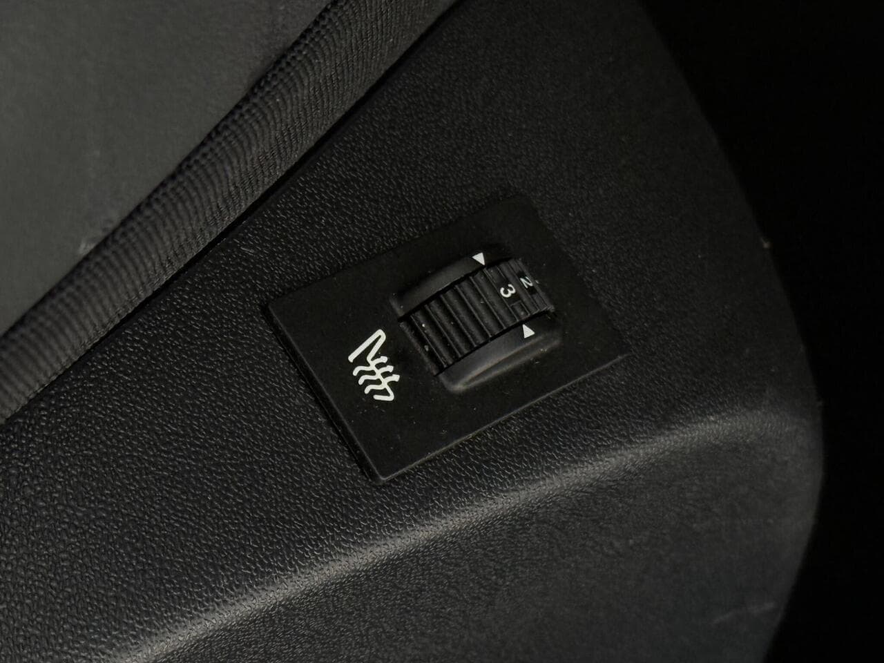 Peugeot 2008 thumbnail Misc Controls