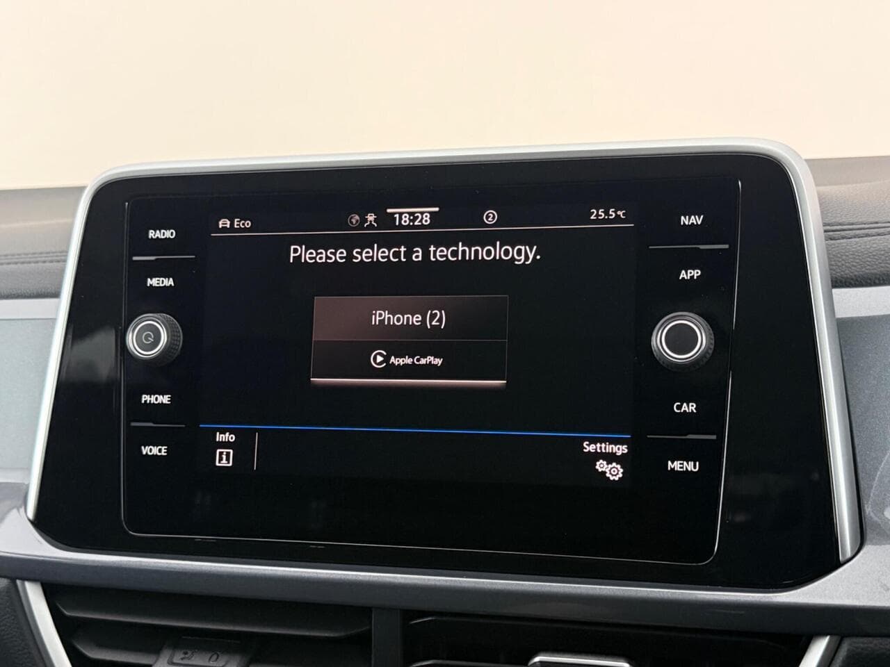 Volkswagen T-Roc thumbnail Infotainment System