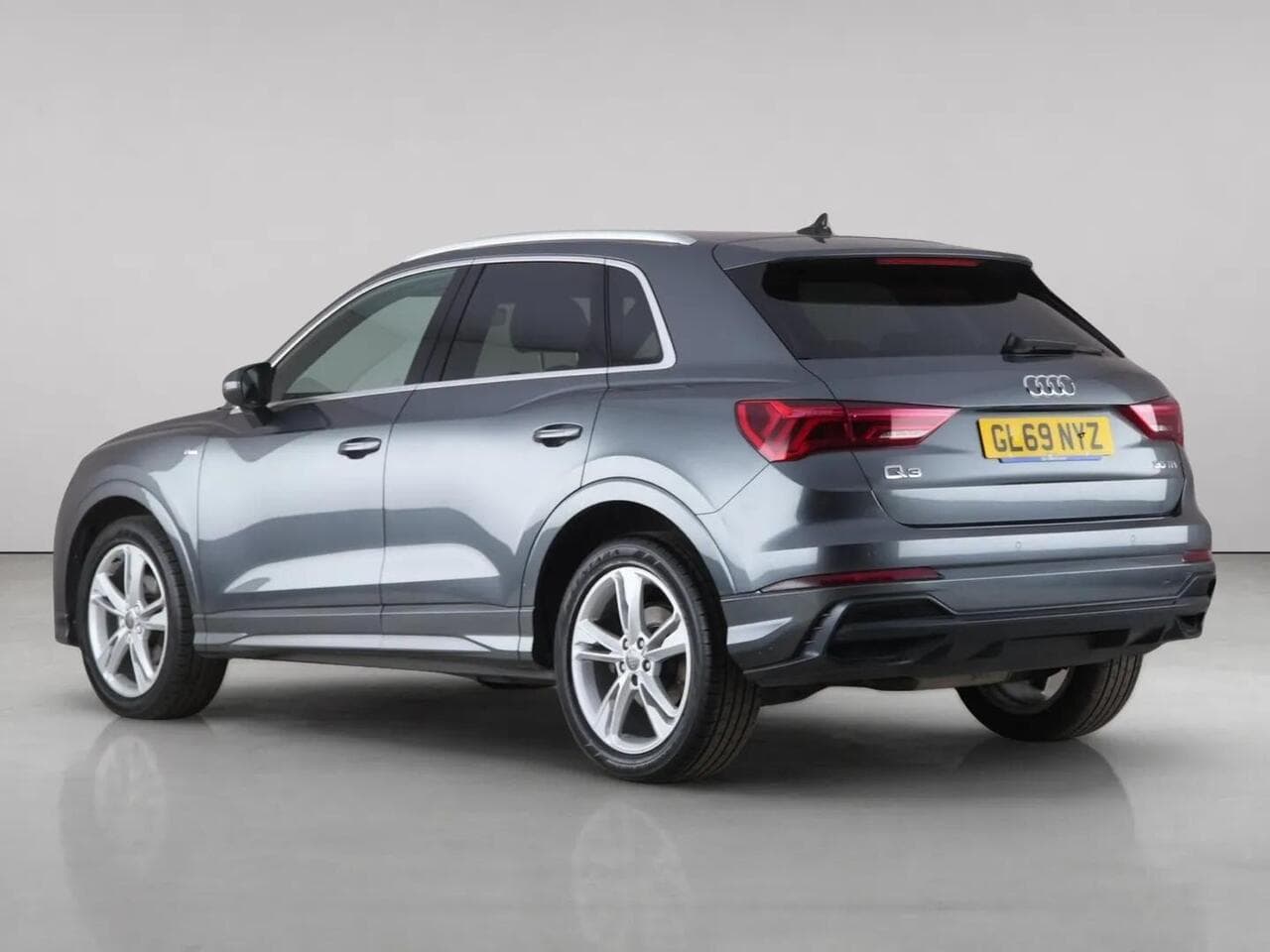 Audi Q3 thumbnail Rear Left