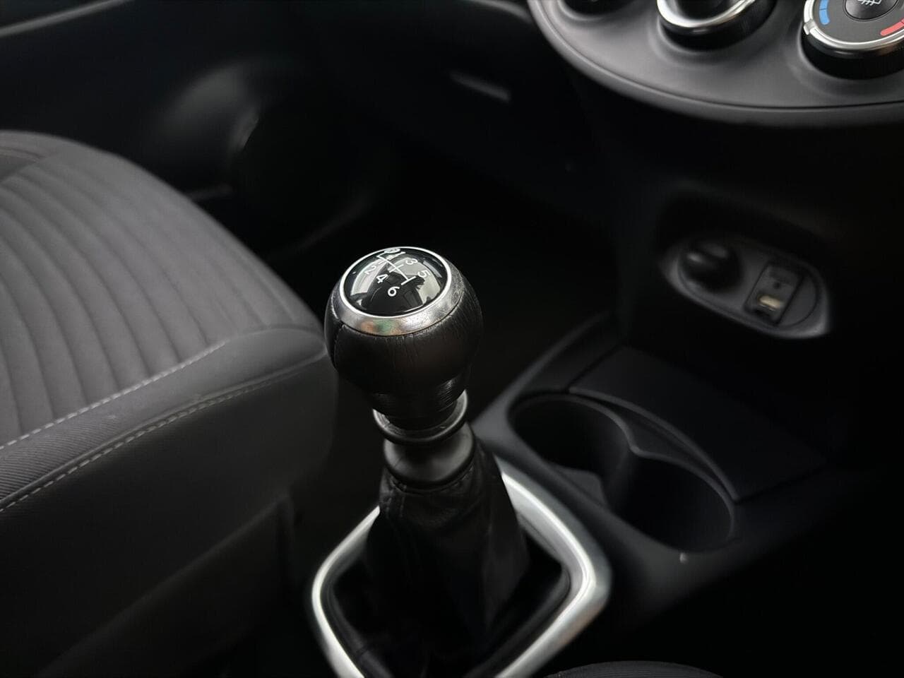 Toyota Yaris thumbnail Interior Front