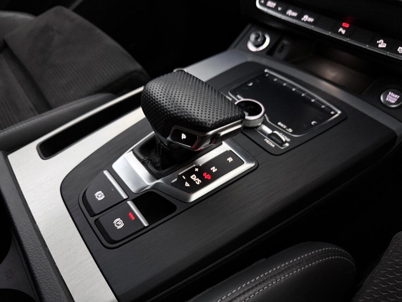 Audi Q5 thumbnail Interior Front