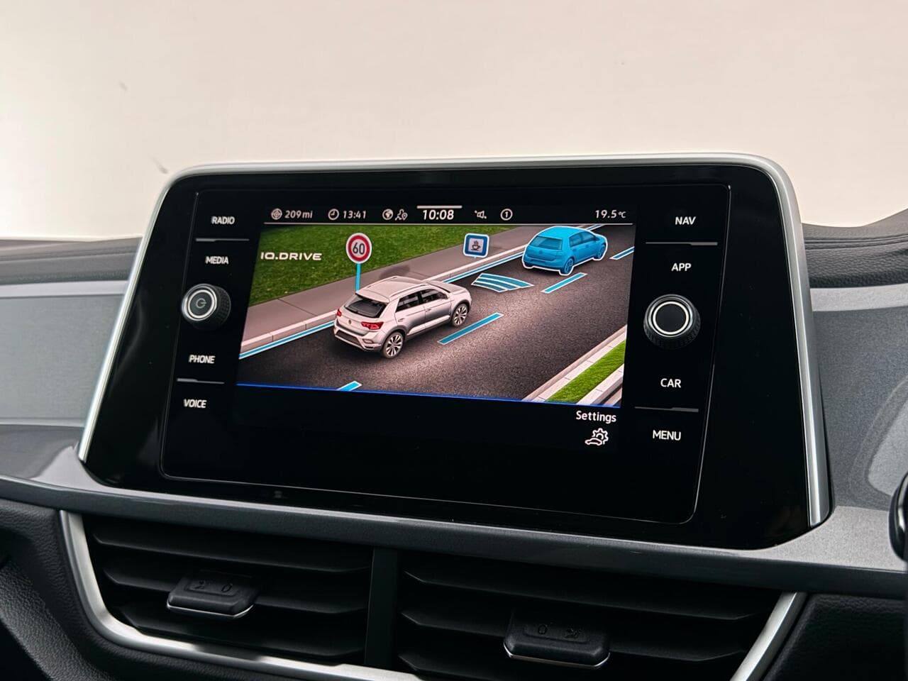 Volkswagen T-Roc thumbnail Infotainment System