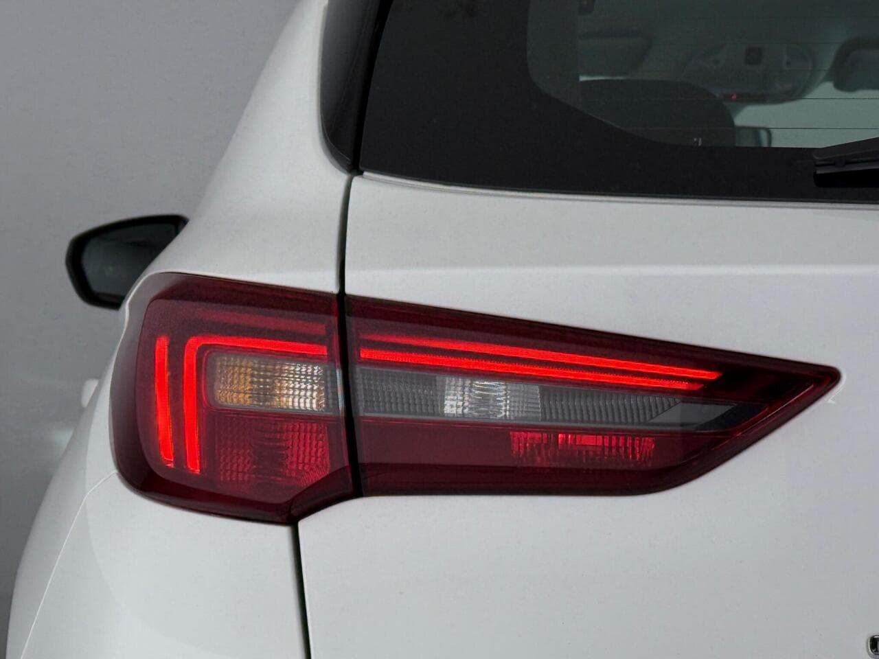 Vauxhall Grandland thumbnail Lights Rear