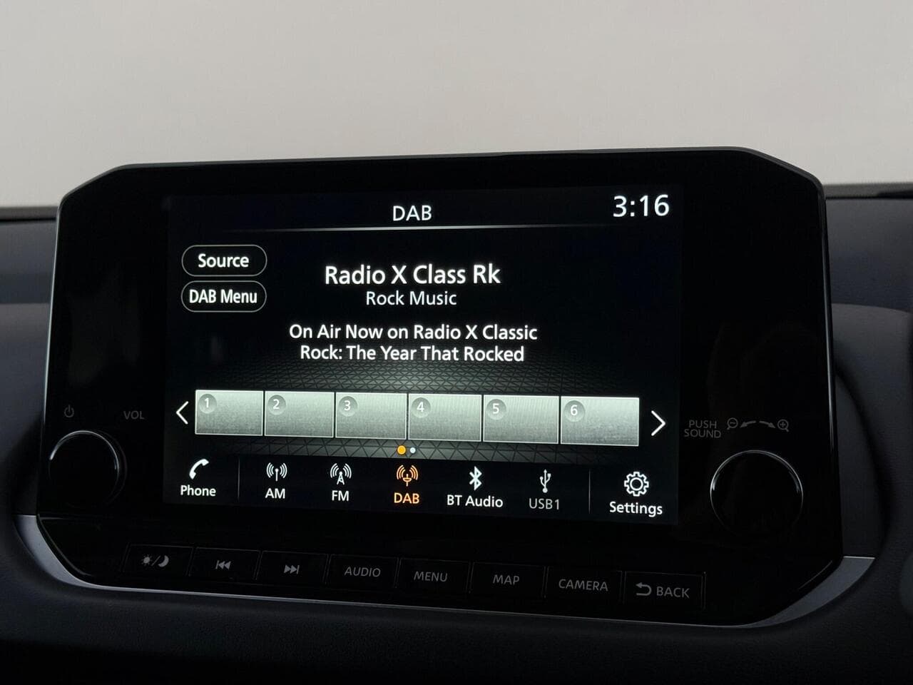 Nissan Qashqai thumbnail Infotainment System