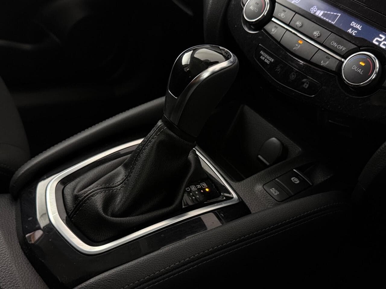 Nissan Qashqai thumbnail Interior Front