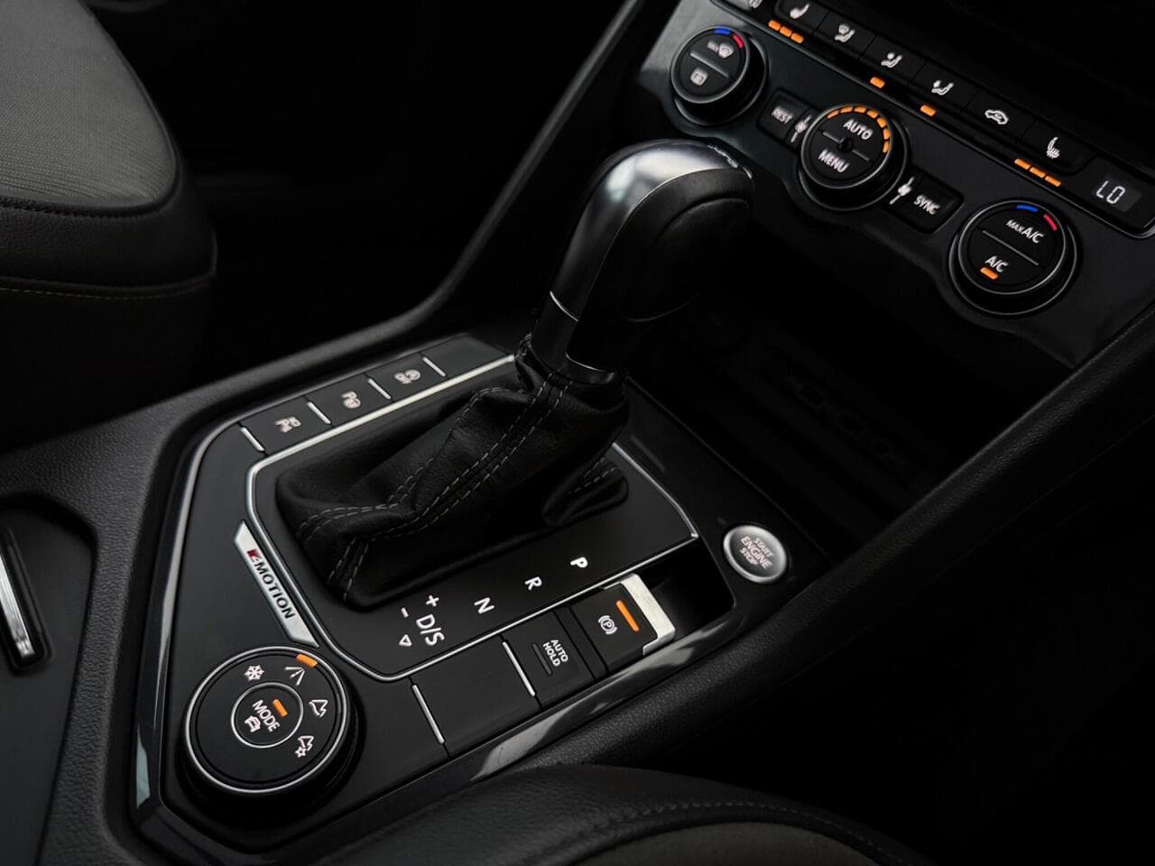 Volkswagen Tiguan thumbnail Interior Front