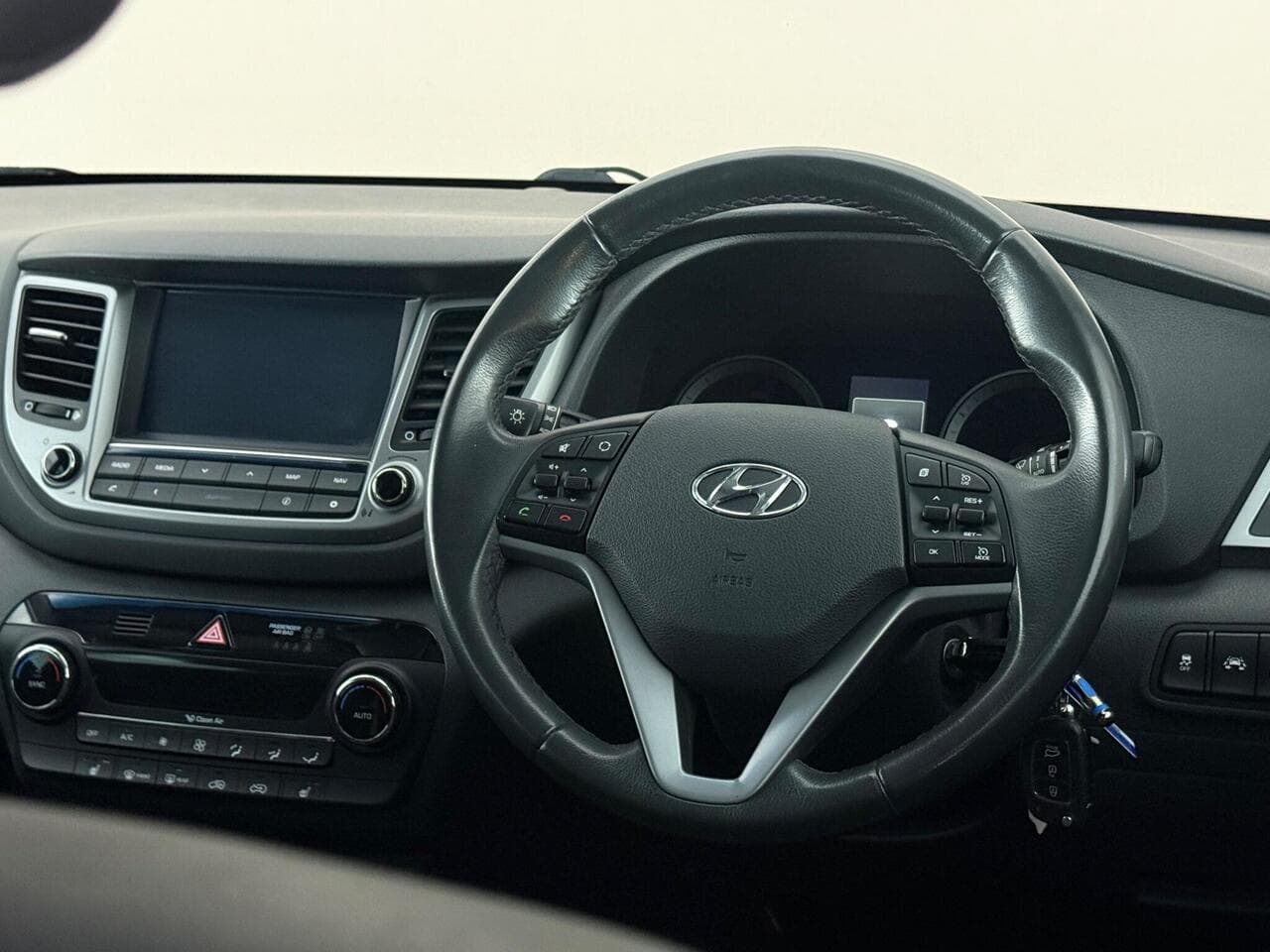 Hyundai TUCSON thumbnail Steering Wheel