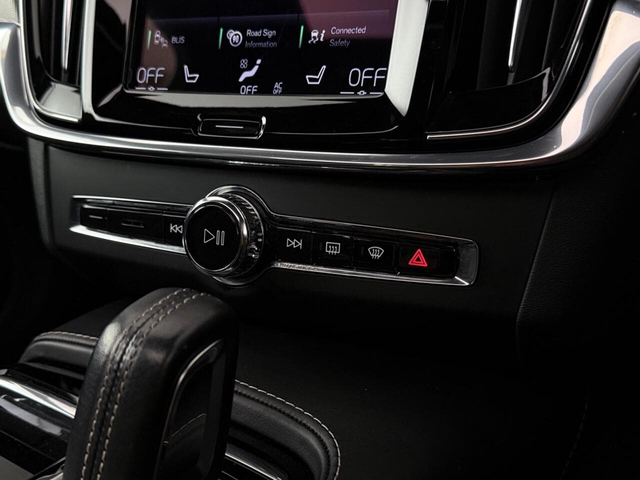 Volvo S90 thumbnail Infotainment System