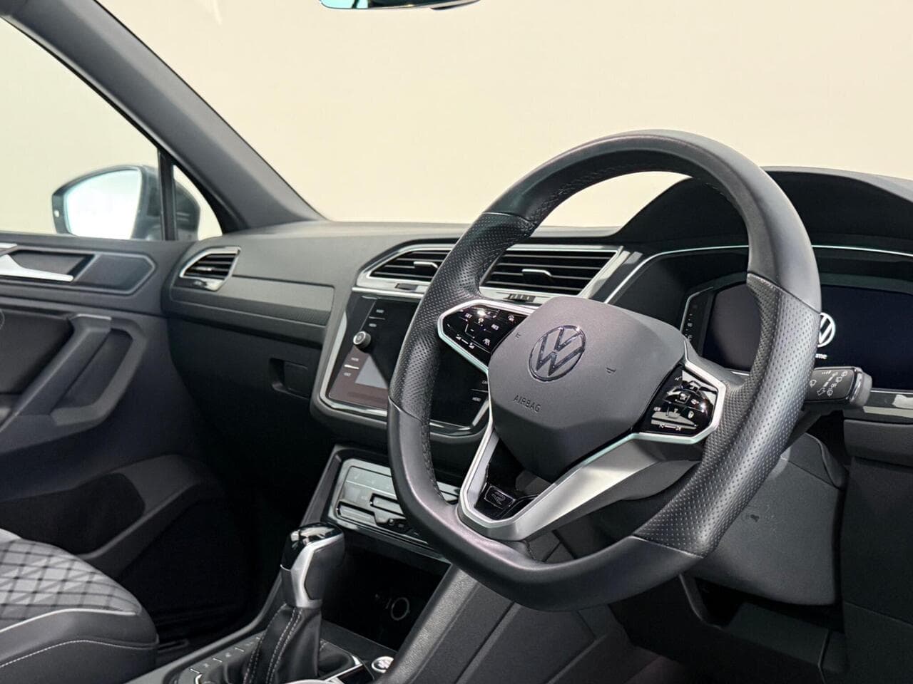 Volkswagen Tiguan thumbnail Interior Front
