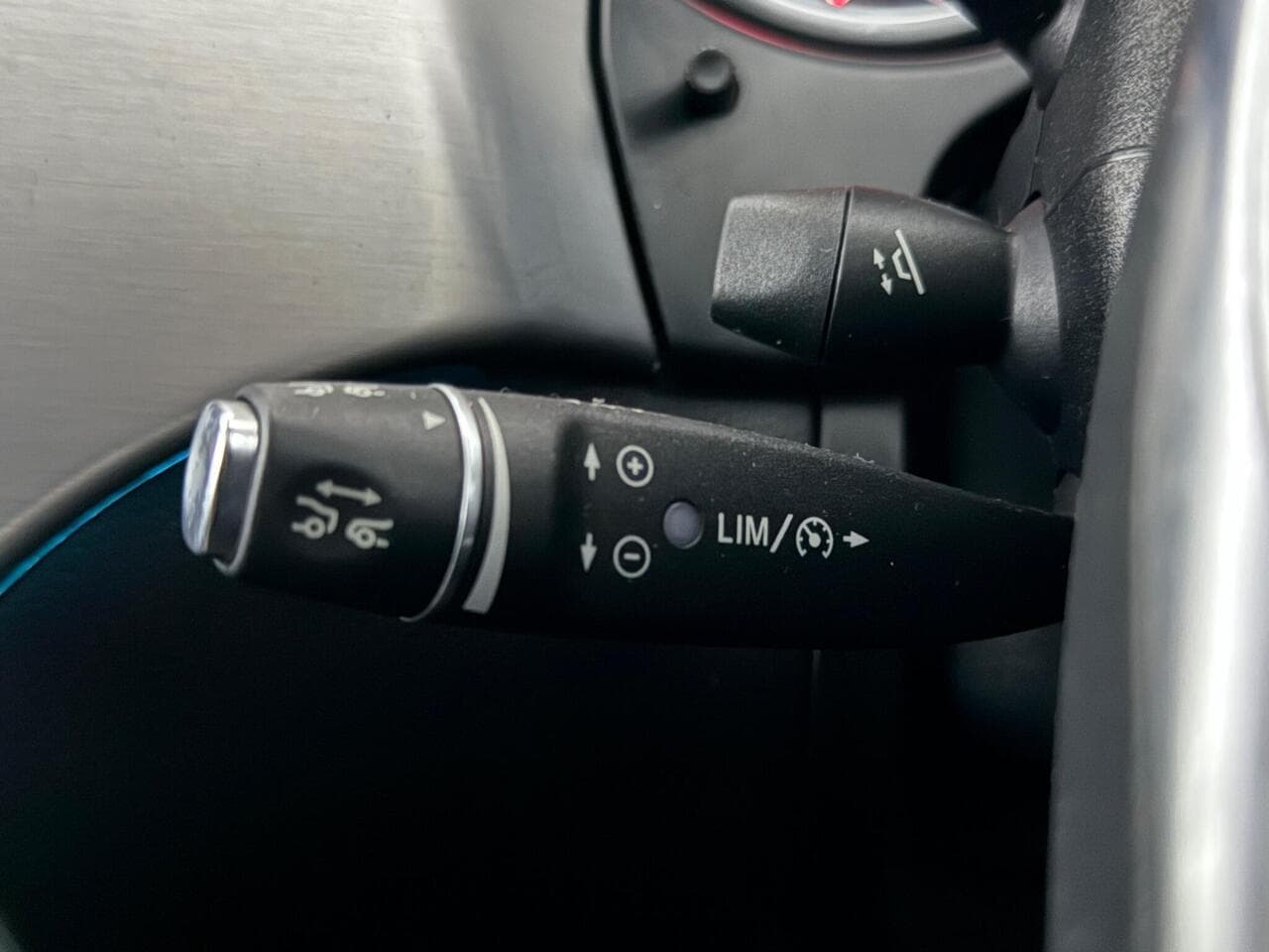 Mercedes-Benz GLE thumbnail Misc Controls