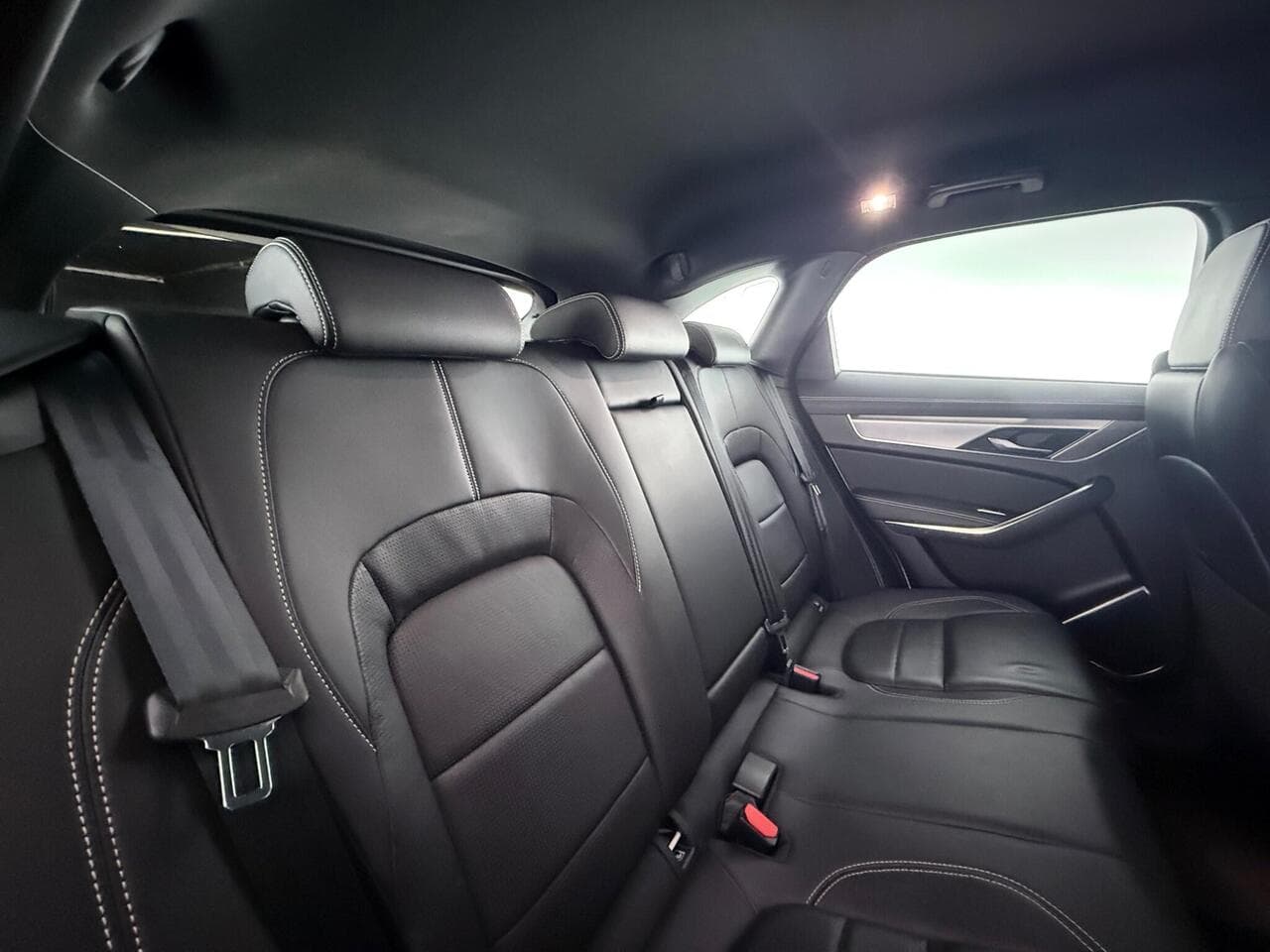 Jaguar F-PACE thumbnail Seats Rear
