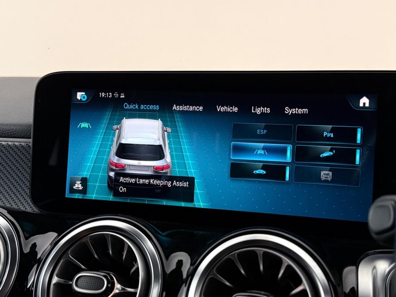 Mercedes-Benz GLB thumbnail Infotainment System