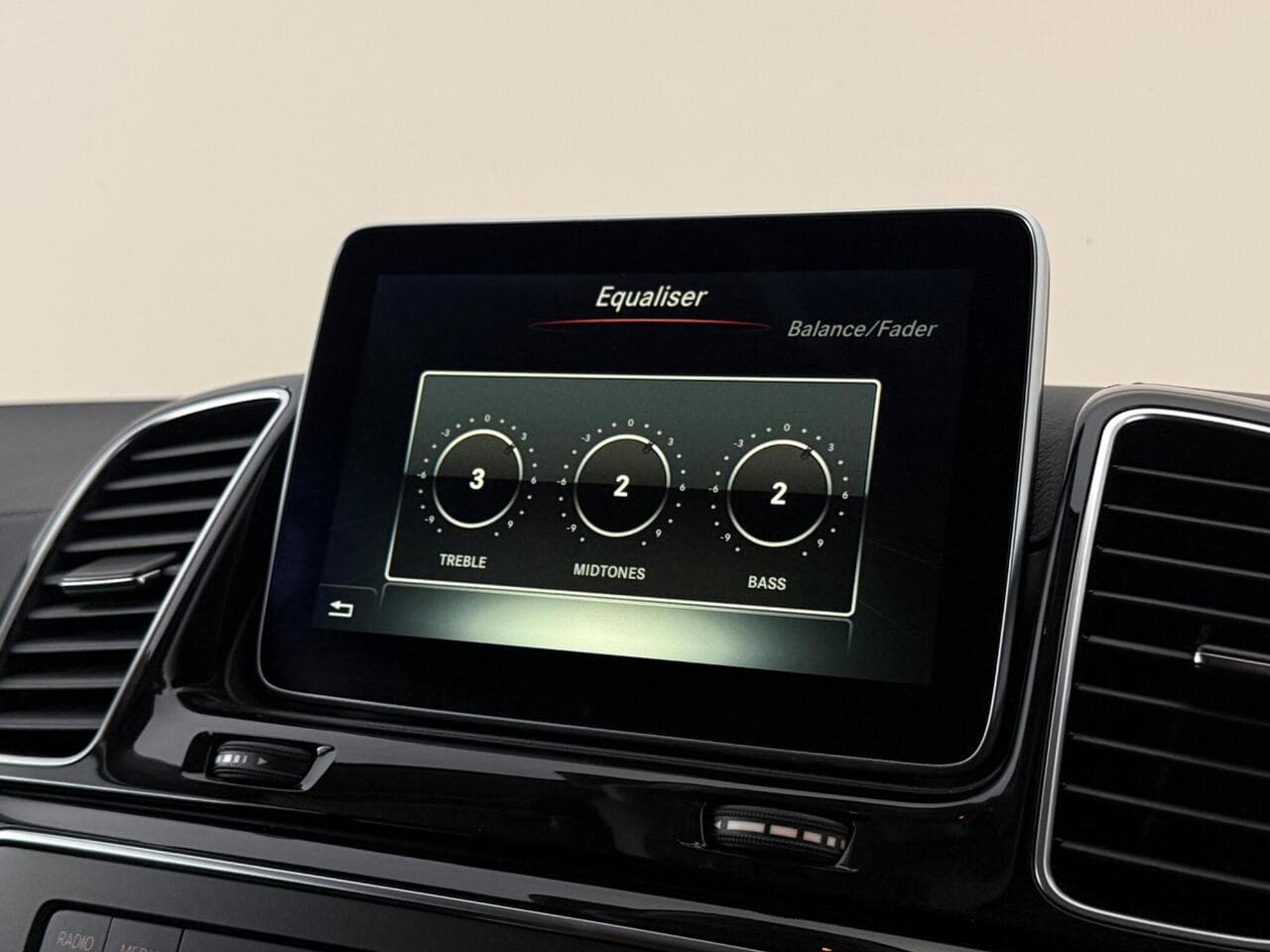 Mercedes-Benz GLE thumbnail Infotainment System