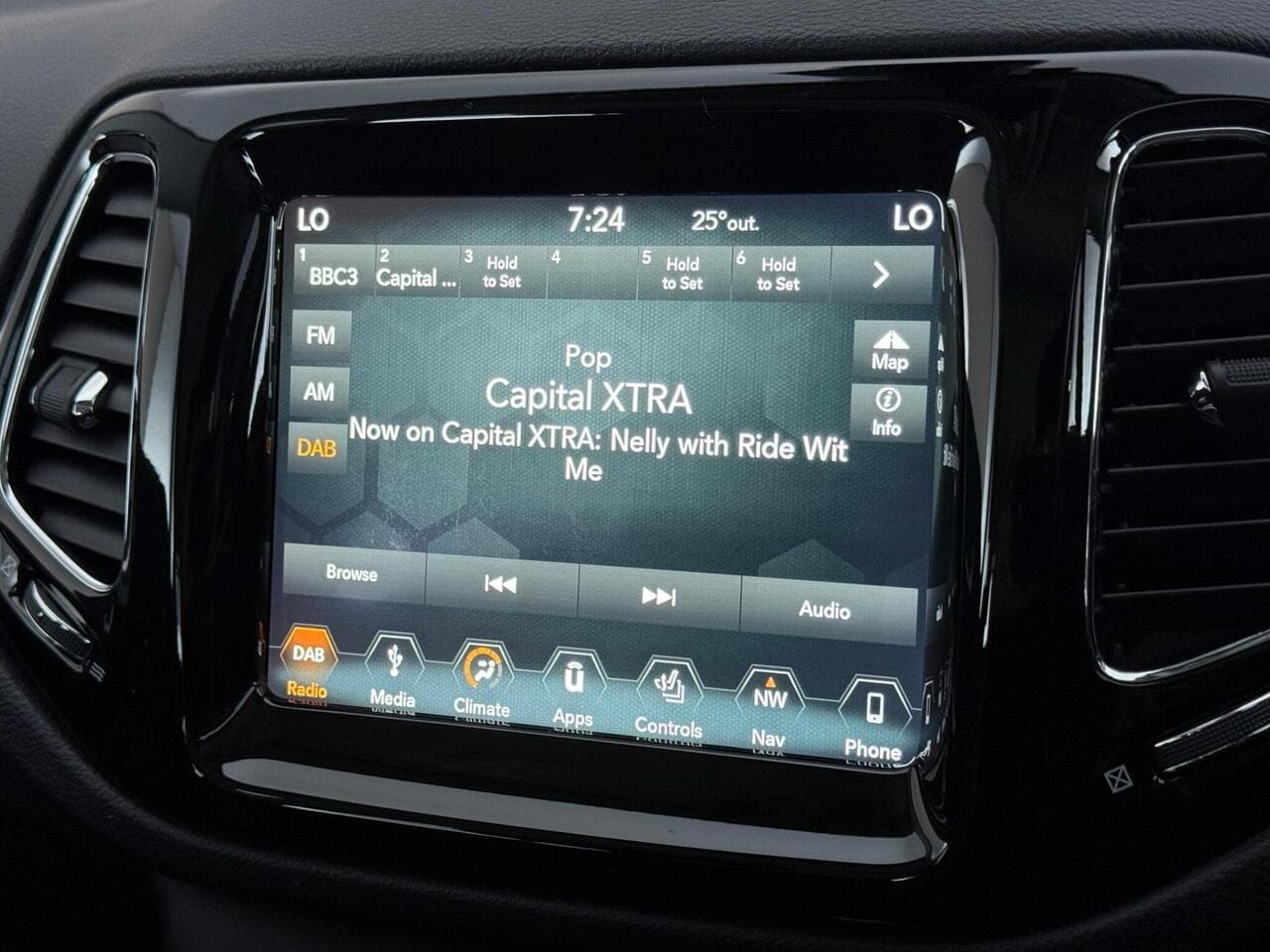 Jeep Compass thumbnail Infotainment System