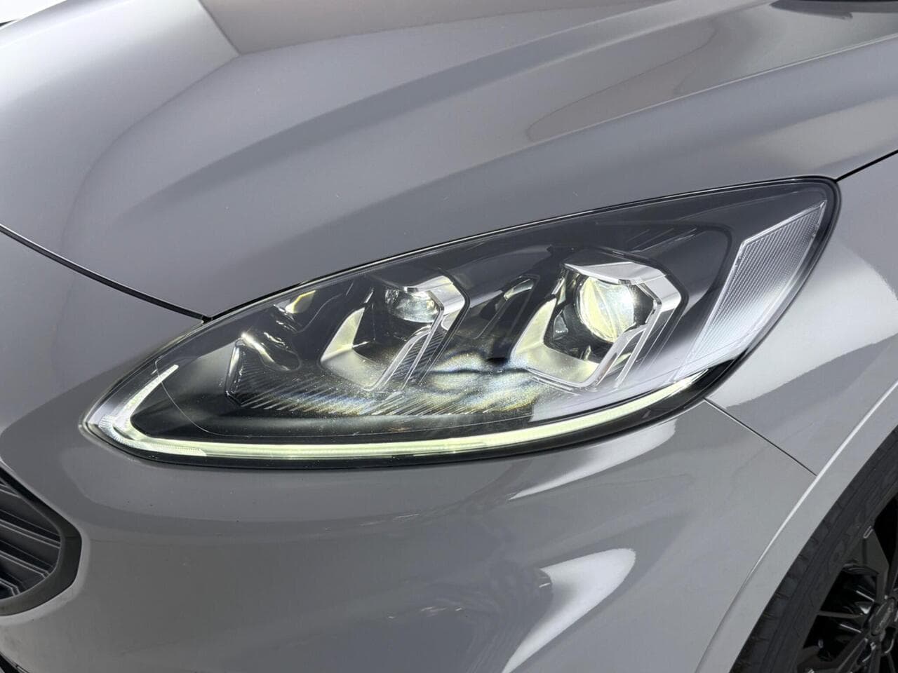 Ford Kuga thumbnail Lights Front