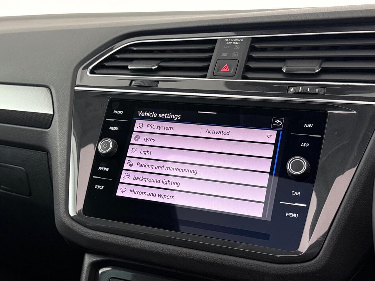 Volkswagen Tiguan thumbnail Infotainment System