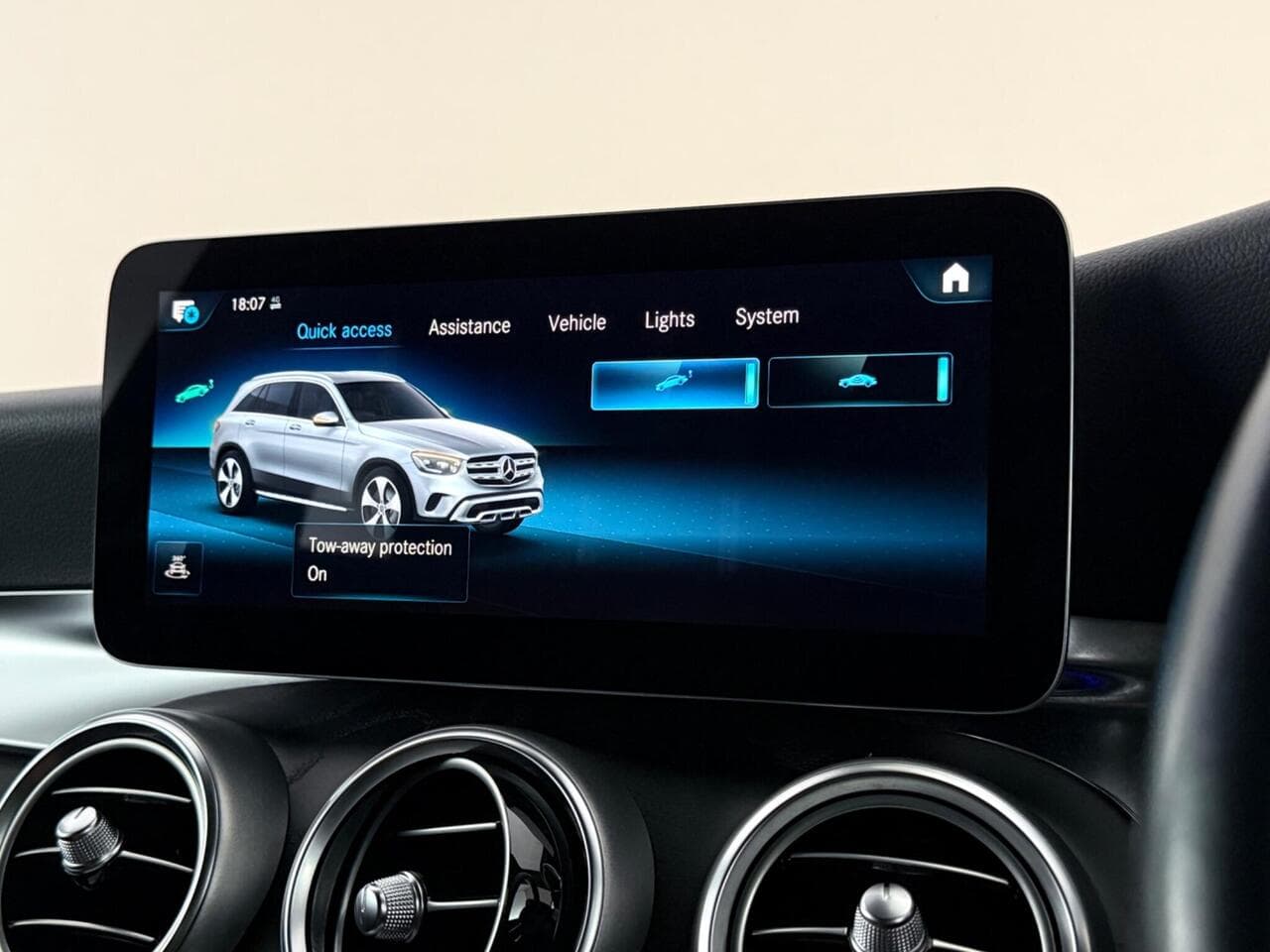 Mercedes-Benz GLC thumbnail Infotainment System