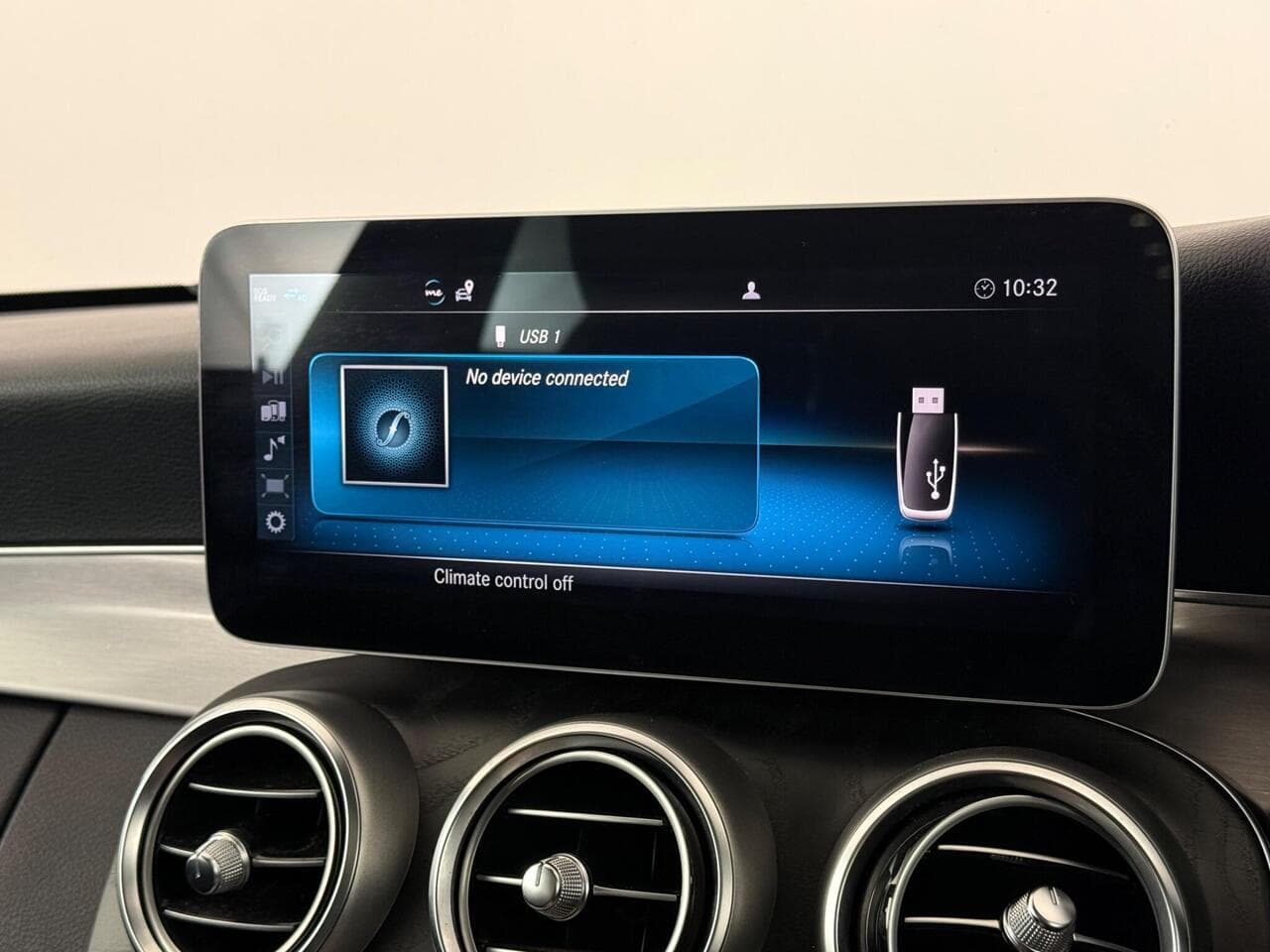 Mercedes-Benz C Class thumbnail Infotainment System