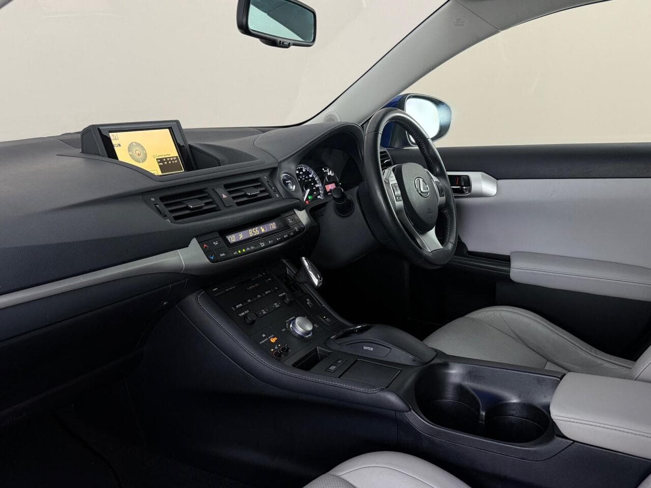 Lexus CT thumbnail Interior Front