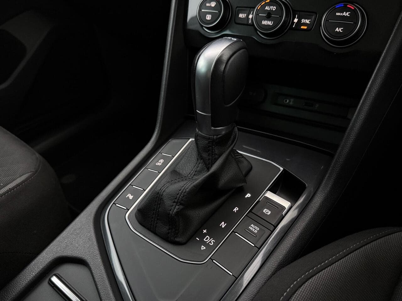 Volkswagen Tiguan thumbnail Interior Front